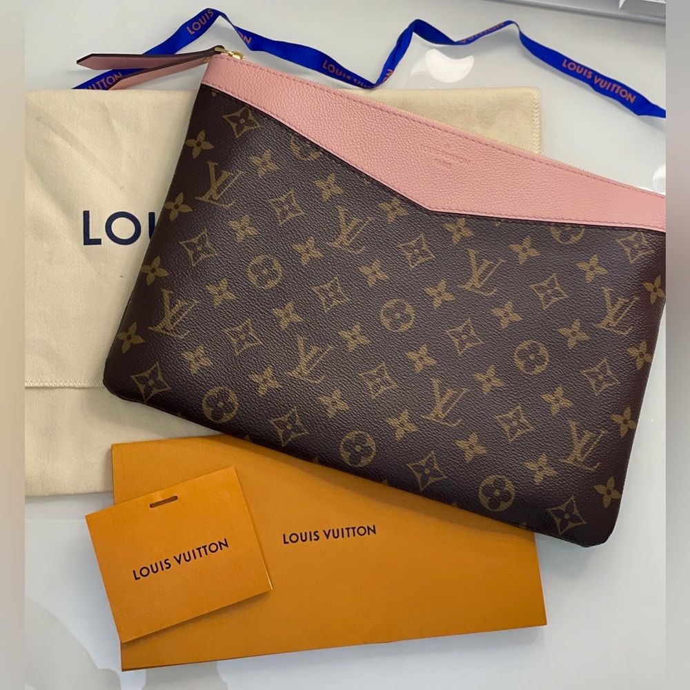 Daily Pouch Louis Vuitton . color: brown and pink